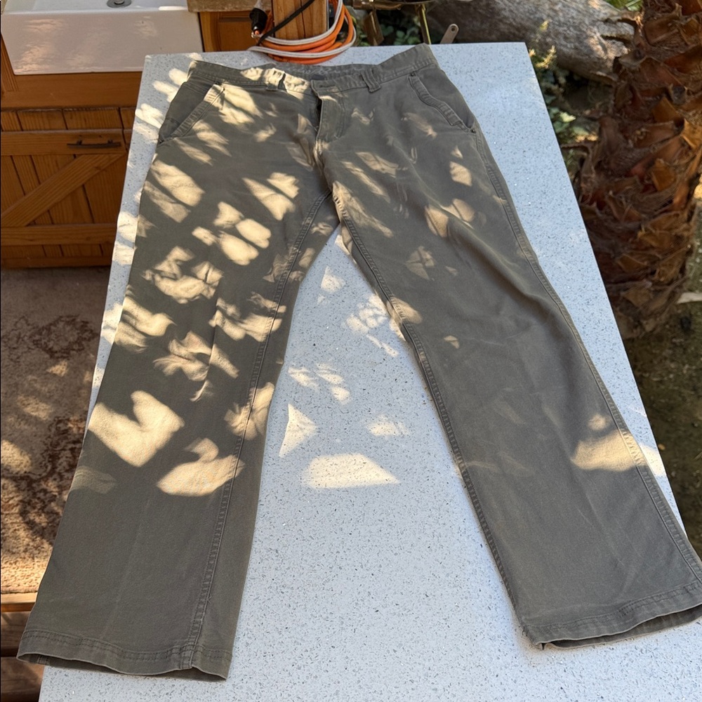 Mens Eddie Bauer carpenter pants green great condition six pockets. 32x34